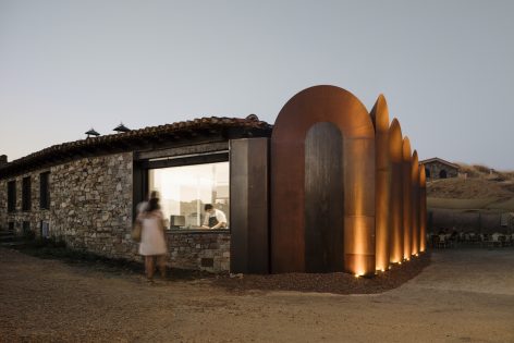 vira-arquiectura-bodega-el-capricho-aitor-ortiz-01
