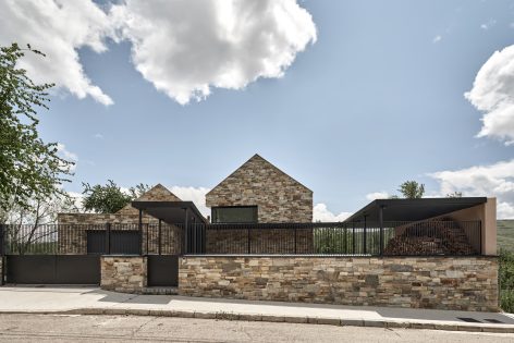 vira-arquitectura-casa-de-piedra-ii-javier-bravo-15