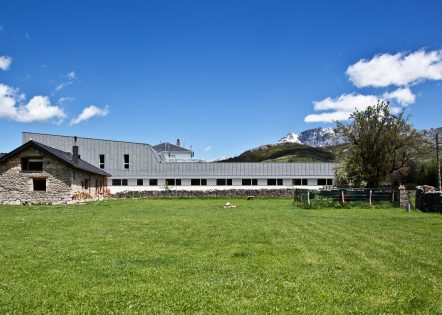 vira-arquitectura-centro-de-salud-de-babia-jara-varela-02-banner