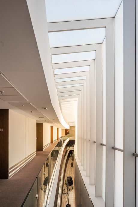 vira-arquitectura-hotel-y-parking-hospitales-imagenMAS-09