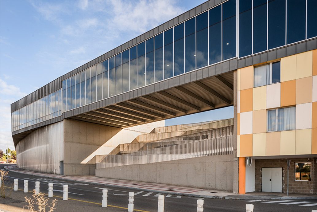 vira-arquitectura-hotel-y-parking-hospitales-imagenMAS-13