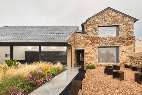 vira-arquitectura-monasterio-rabanal-del-camino-javier-bravo-06