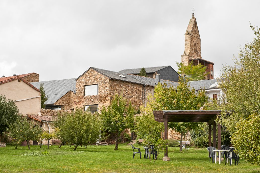 vira-arquitectura-monasterio-rabanal-del-camino-javier-bravo-12