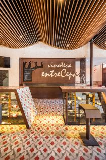 vira-arquitectura-vinoteca-entrecepas-imagenMAS-12