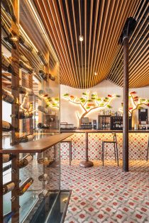 vira-arquitectura-vinoteca-entrecepas-imagenMAS-13