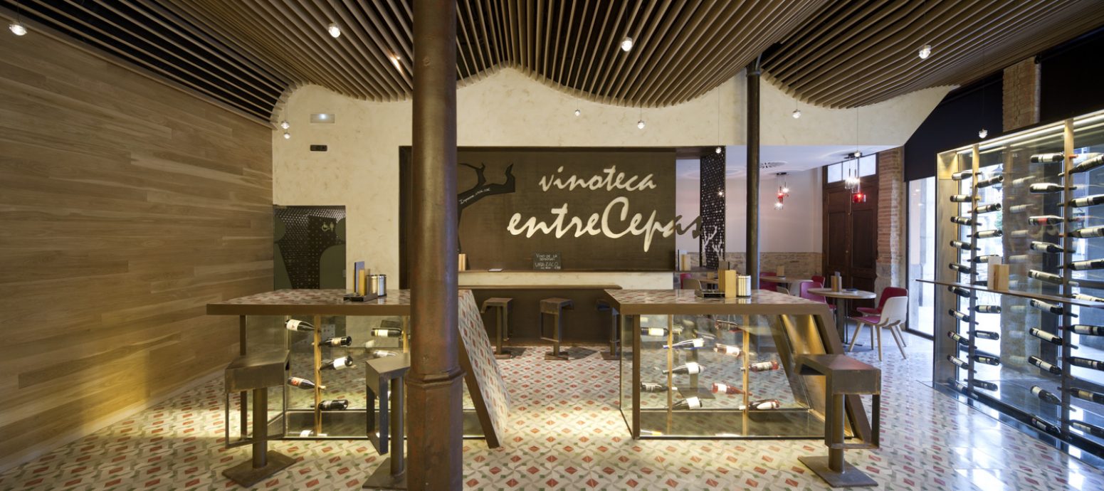 vira-arquitectura-vinoteca-entrecepas-imagenMAS-banner